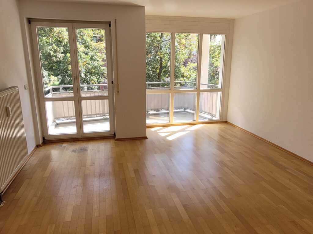 Schöne und helle 2-Zi-Wohnung mit 2 Balkone und Parkettboden in ruhiger Lage.