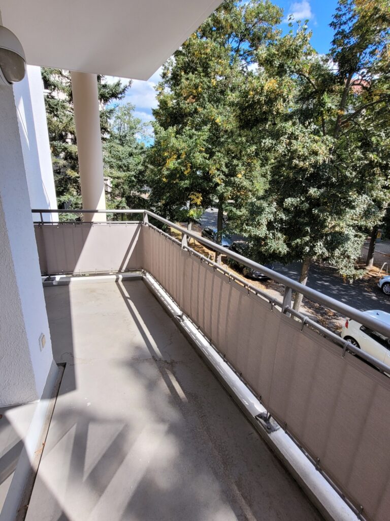 Schöne und helle 2-Zi-Wohnung mit 2 Balkone und Parkettboden in ruhiger Lage.