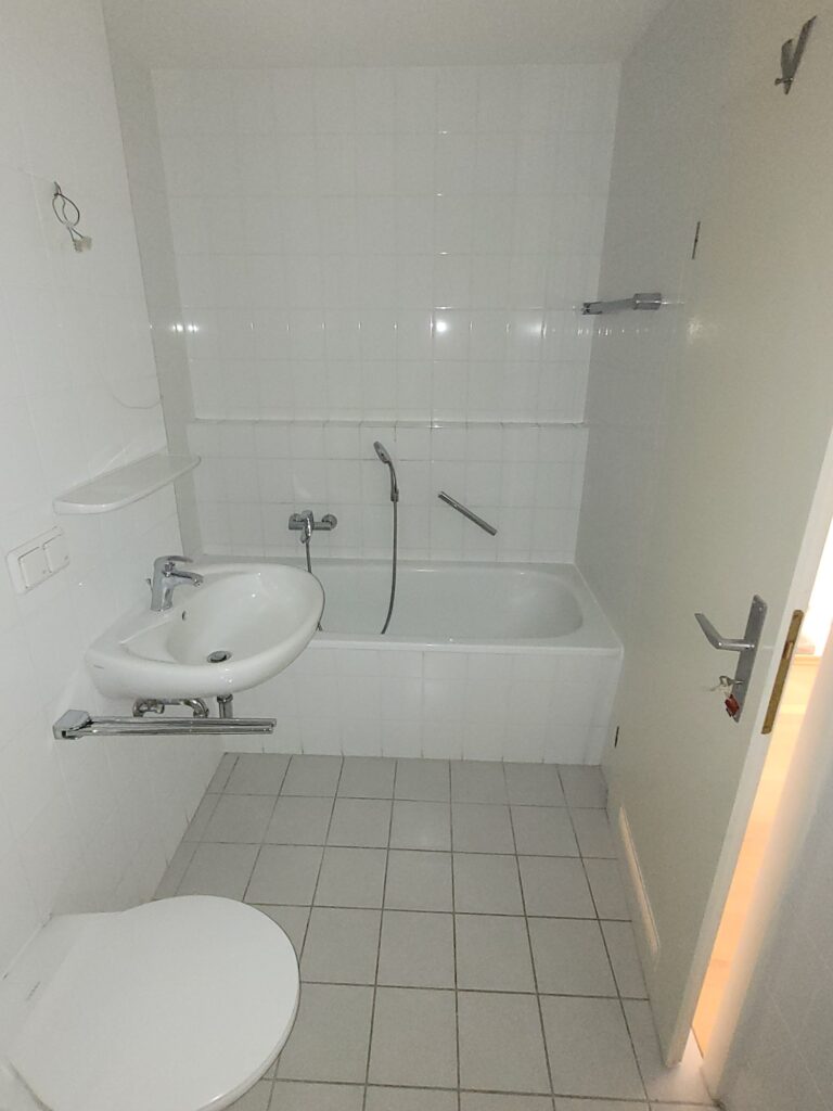 Schöne und helle 2-Zi-Wohnung mit 2 Balkone und Parkettboden in ruhiger Lage.
