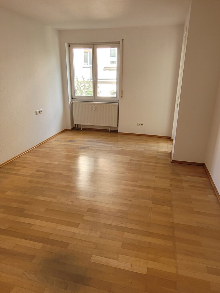 Schöne und helle 2-Zi-Wohnung mit 2 Balkone und Parkettboden in ruhiger Lage.