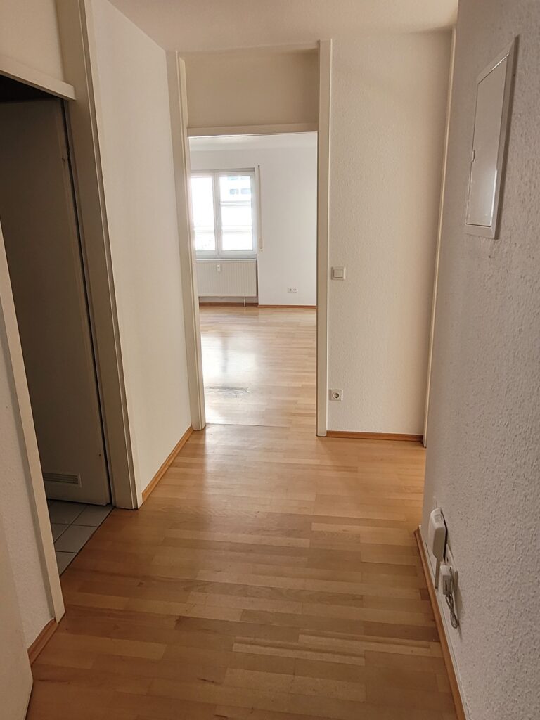 Schöne und helle 2-Zi-Wohnung mit 2 Balkone und Parkettboden in ruhiger Lage.