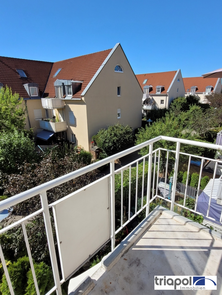 Schöne und helle Galeriewohnung mit neuem Bad, Balkon und Tiefgaragenstellplatz in ruhiger und grüner Lage.