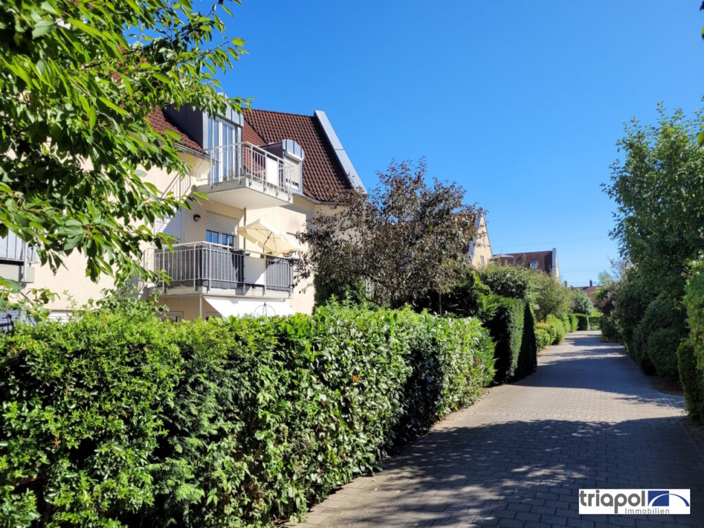 Schöne und helle Galeriewohnung mit neuem Bad, Balkon und Tiefgaragenstellplatz in ruhiger und grüner Lage.