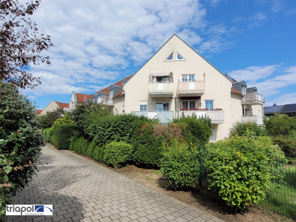 Schöne und helle Galeriewohnung mit neuem Bad, Balkon und Tiefgaragenstellplatz in ruhiger und grüner Lage.