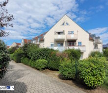 Schöne und helle Galeriewohnung mit neuem Bad, Balkon und Tiefgaragenstellplatz in ruhiger und grüner Lage.