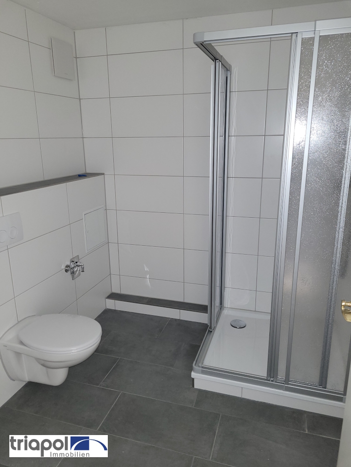 Schöne und helle Galeriewohnung mit neuem Bad, Balkon und Tiefgaragenstellplatz in ruhiger und grüner Lage.