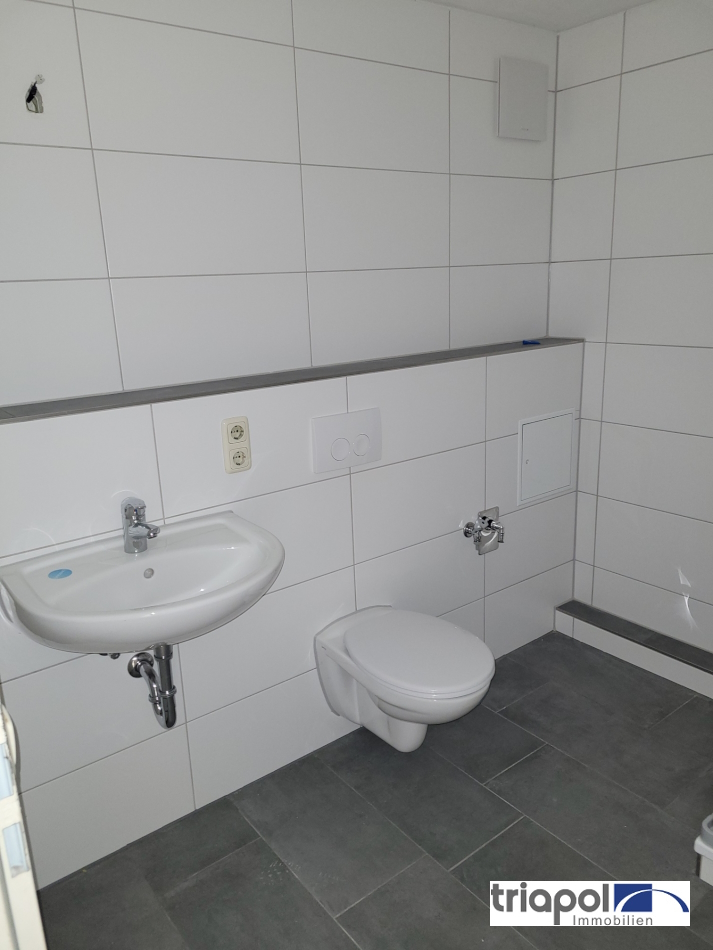 Schöne und helle Galeriewohnung mit neuem Bad, Balkon und Tiefgaragenstellplatz in ruhiger und grüner Lage.