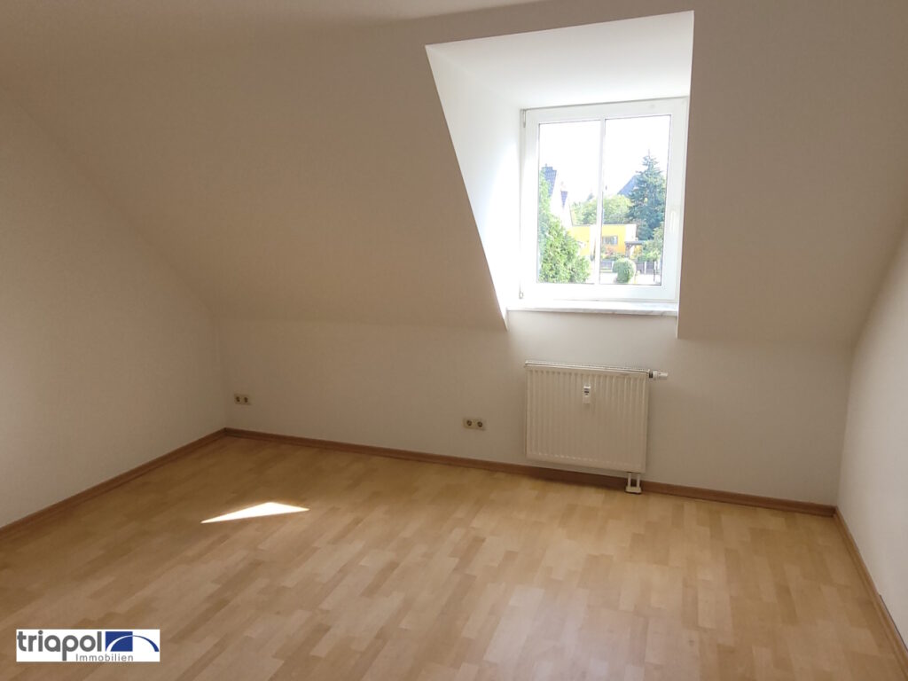 Schöne und helle Galeriewohnung mit neuem Bad, Balkon und Tiefgaragenstellplatz in ruhiger und grüner Lage.
