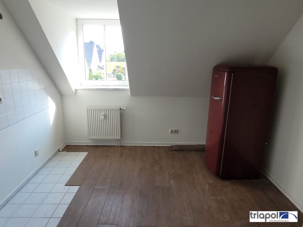 Schöne und helle Galeriewohnung mit neuem Bad, Balkon und Tiefgaragenstellplatz in ruhiger und grüner Lage.