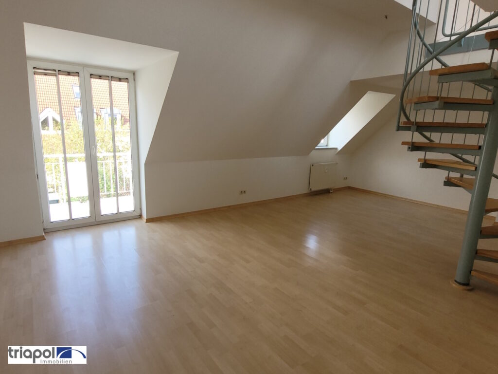 Schöne und helle Galeriewohnung mit neuem Bad, Balkon und Tiefgaragenstellplatz in ruhiger und grüner Lage.