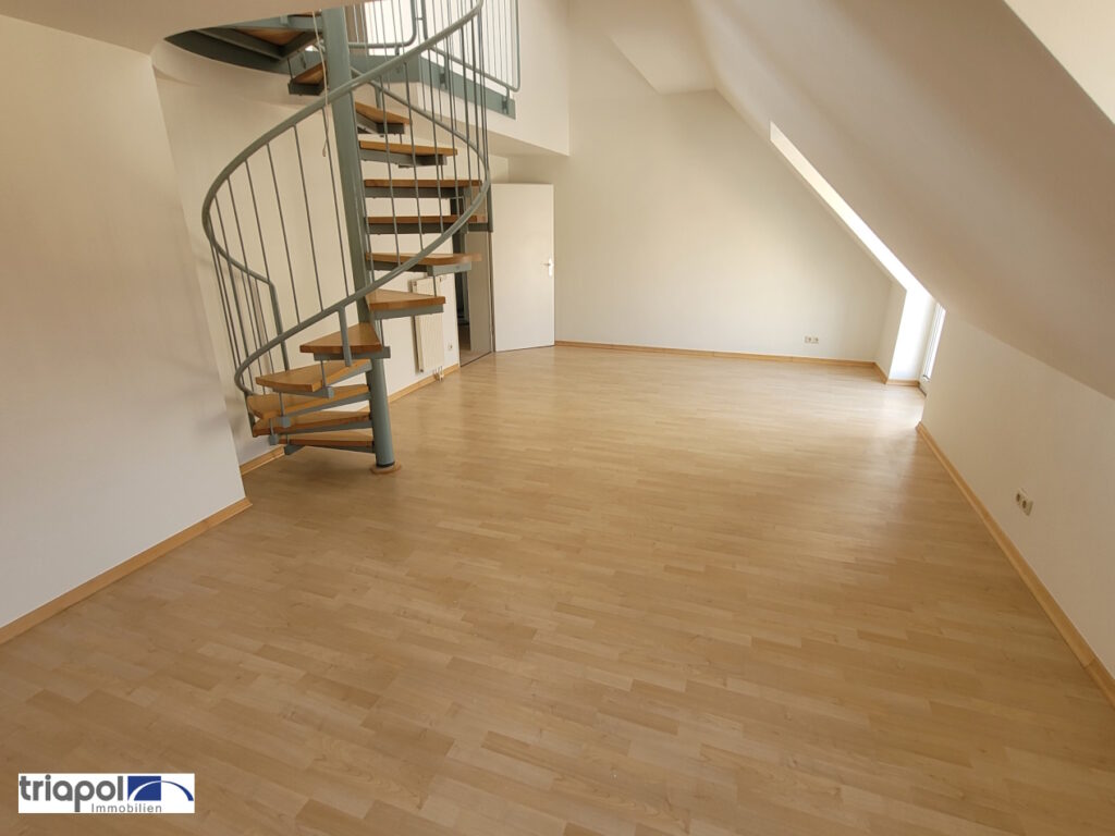Schöne und helle Galeriewohnung mit neuem Bad, Balkon und Tiefgaragenstellplatz in ruhiger und grüner Lage.