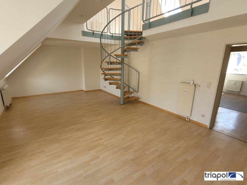 Schöne und helle Galeriewohnung mit neuem Bad, Balkon und Tiefgaragenstellplatz in ruhiger und grüner Lage.