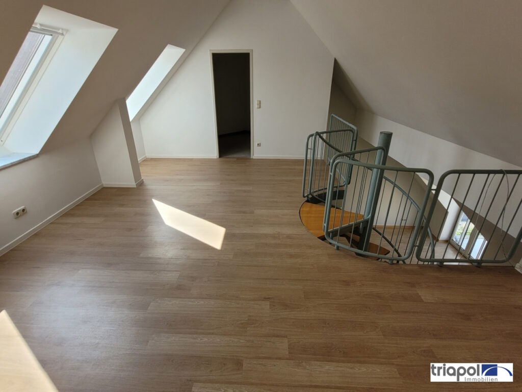 Schöne und helle Galeriewohnung mit neuem Bad, Balkon und Tiefgaragenstellplatz in ruhiger und grüner Lage.