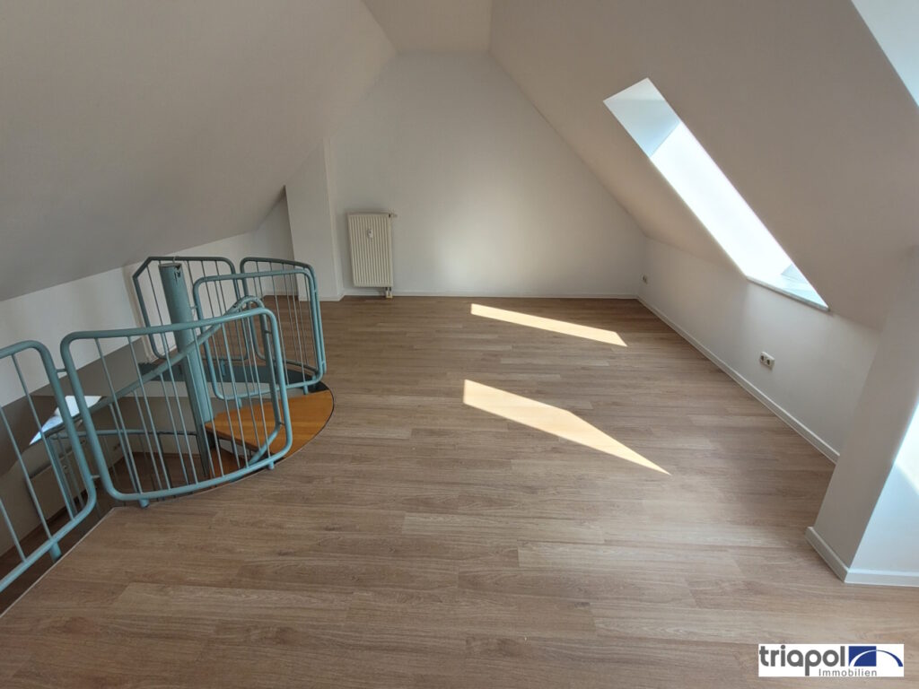 Schöne und helle Galeriewohnung mit neuem Bad, Balkon und Tiefgaragenstellplatz in ruhiger und grüner Lage.