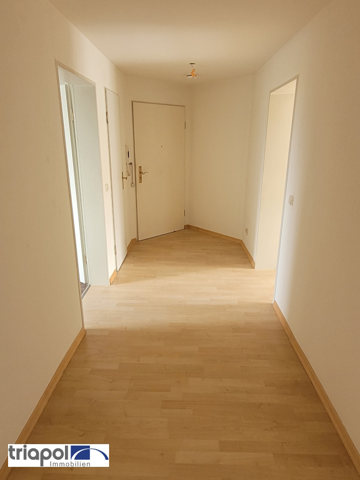 Schöne und helle Galeriewohnung mit neuem Bad, Balkon und Tiefgaragenstellplatz in ruhiger und grüner Lage.