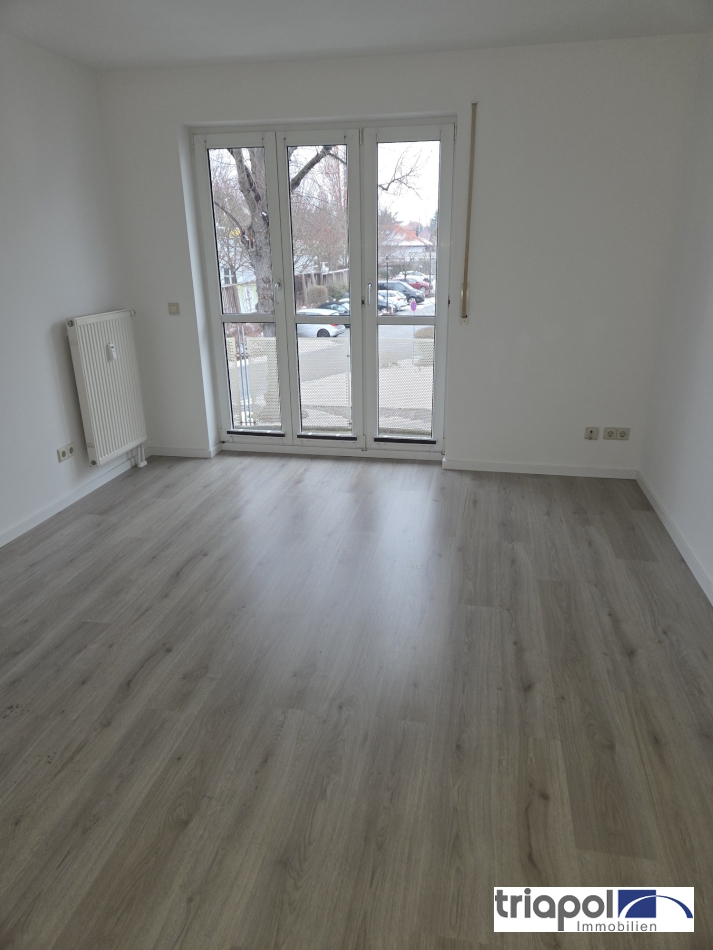 Schöne und grün gelegene 2-Zi-Wohnung mit Balkon, Laminatboden und TG-Stellplatz in Coswig.