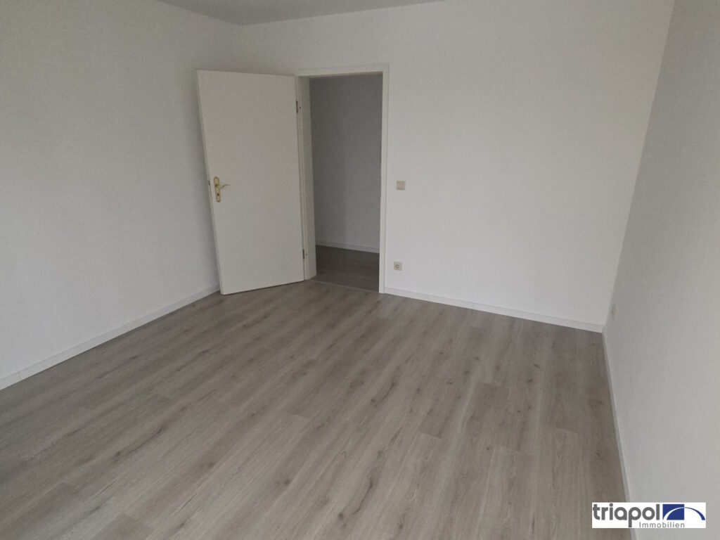 Schöne und grün gelegene 2-Zi-Wohnung mit Balkon, Laminatboden und TG-Stellplatz in Coswig.