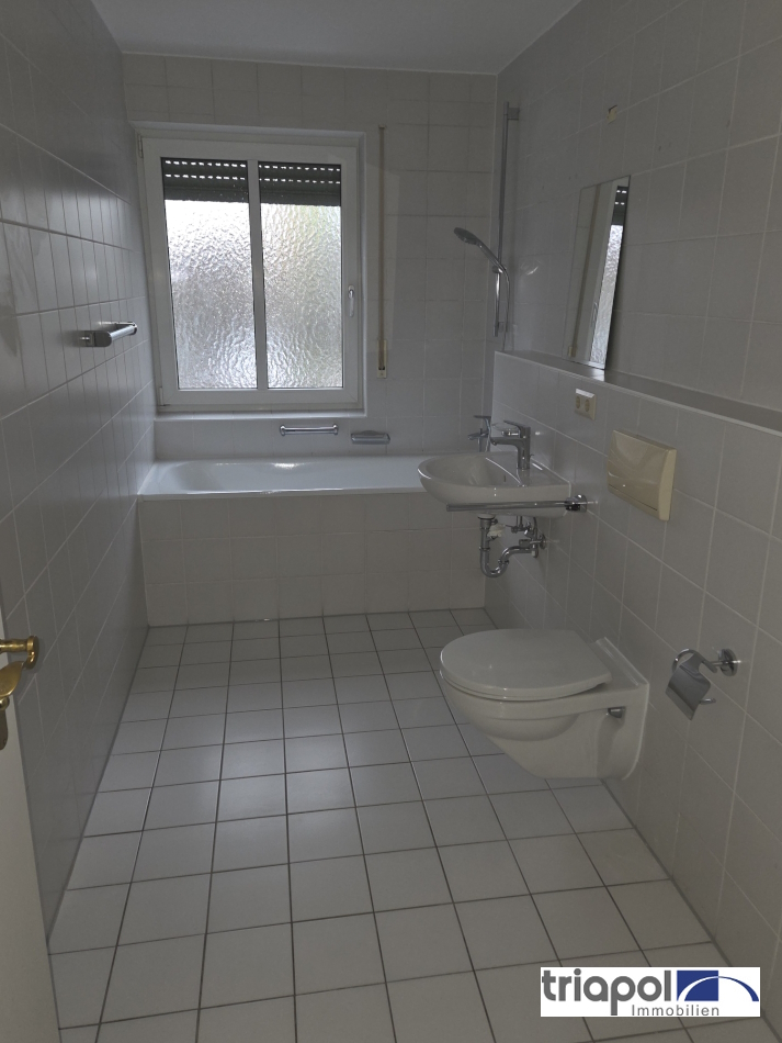 Schöne und grün gelegene 2-Zi-Wohnung mit Balkon, Laminatboden und TG-Stellplatz in Coswig.