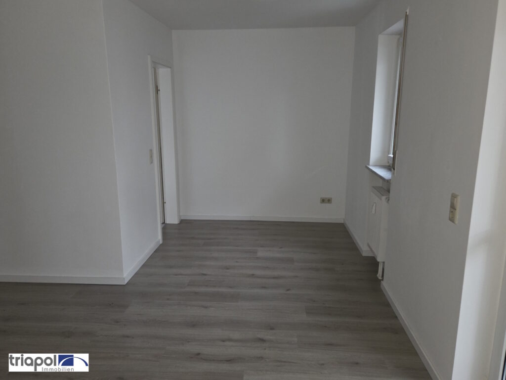 Schöne und grün gelegene 2-Zi-Wohnung mit Balkon, Laminatboden und TG-Stellplatz in Coswig.