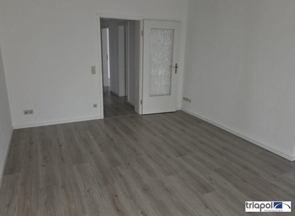 Schöne und grün gelegene 2-Zi-Wohnung mit Balkon, Laminatboden und TG-Stellplatz in Coswig.