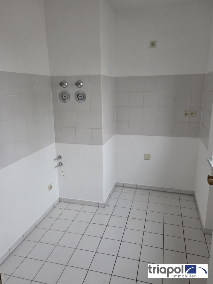 Schöne und grün gelegene 2-Zi-Wohnung mit Balkon, Laminatboden und TG-Stellplatz in Coswig.