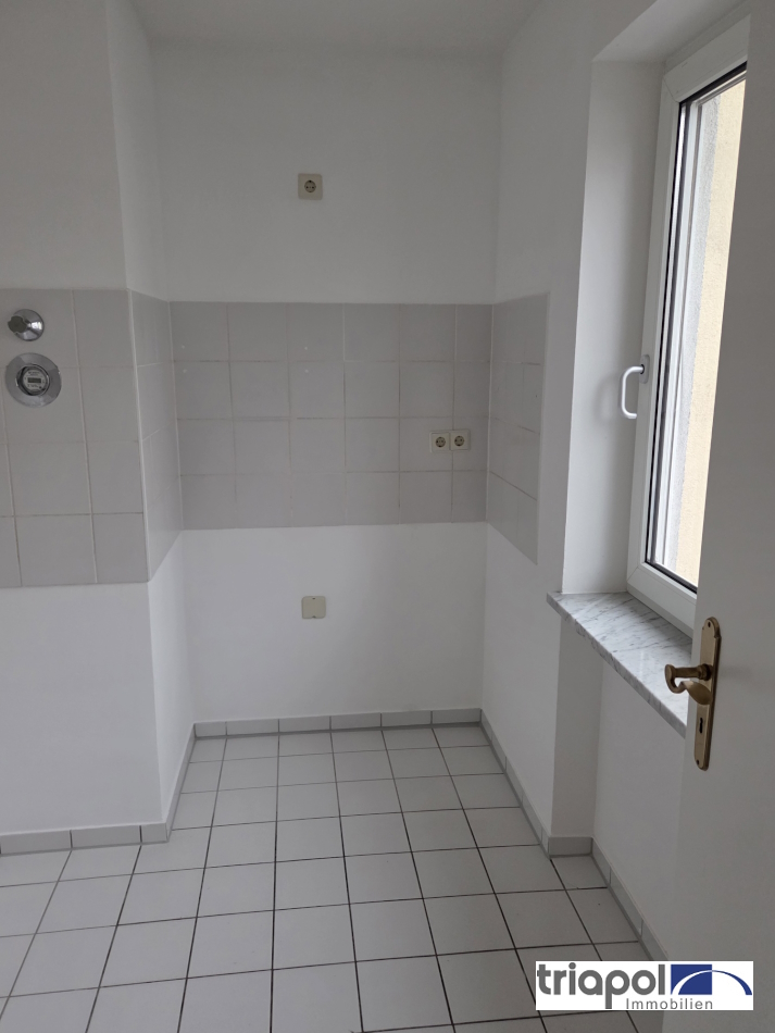 Schöne und grün gelegene 2-Zi-Wohnung mit Balkon, Laminatboden und TG-Stellplatz in Coswig.