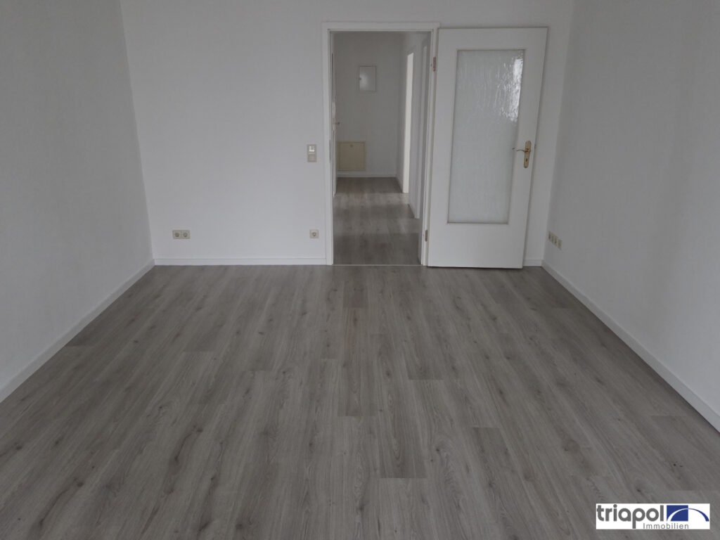 Schöne und grün gelegene 2-Zi-Wohnung mit Balkon, Laminatboden und TG-Stellplatz in Coswig.