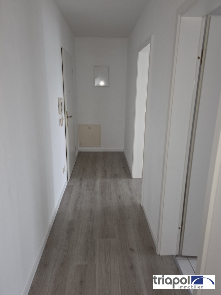 Schöne und grün gelegene 2-Zi-Wohnung mit Balkon, Laminatboden und TG-Stellplatz in Coswig.