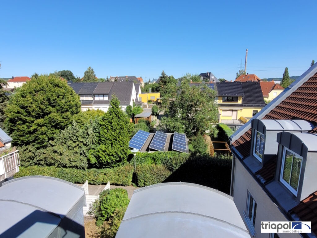 Sonnige Galeriewohnung mit neu saniertem Bad, großem Keller und Tiefgaragenstellplatz in ruhiger und grüner Lage.