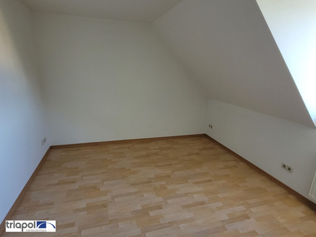 Sonnige Galeriewohnung mit neu saniertem Bad, großem Keller und Tiefgaragenstellplatz in ruhiger und grüner Lage.