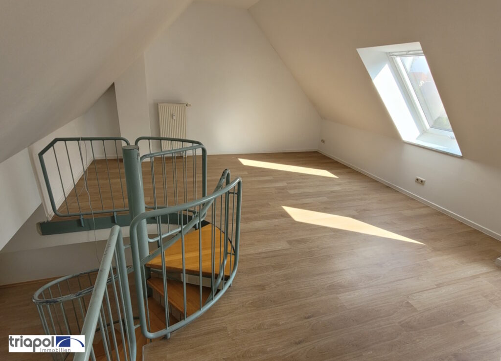 Sonnige Galeriewohnung mit neu saniertem Bad, großem Keller und Tiefgaragenstellplatz in ruhiger und grüner Lage.