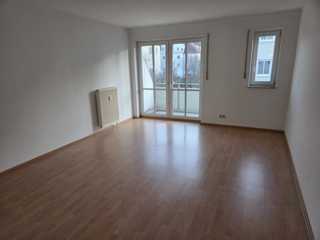 Hübsche 2-Zi-Whg. mit Balkon, EBK, Laminatboden und TG-Stellplatz in Coswig.