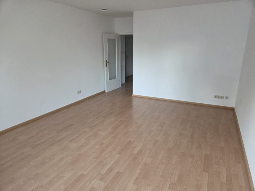 Hübsche 2-Zi-Whg. mit Balkon, EBK, Laminatboden und TG-Stellplatz in Coswig.