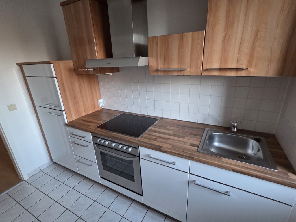 Hübsche 2-Zi-Whg. mit Balkon, EBK, Laminatboden und TG-Stellplatz in Coswig.