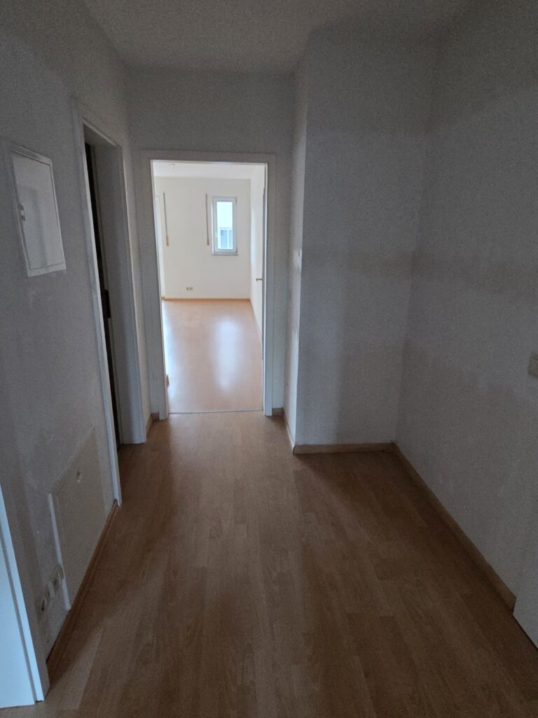 Hübsche 2-Zi-Whg. mit Balkon, EBK, Laminatboden und TG-Stellplatz in Coswig.