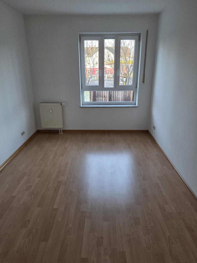 Hübsche 2-Zi-Whg. mit Balkon, EBK, Laminatboden und TG-Stellplatz in Coswig.