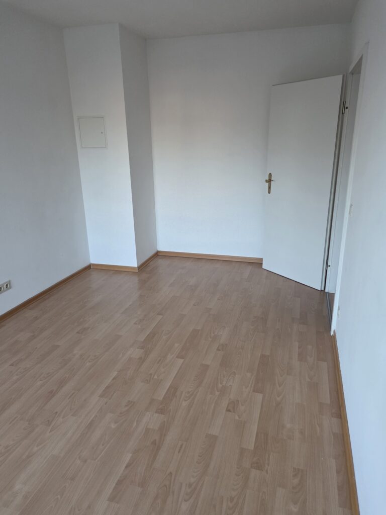 Hübsche 2-Zi-Whg. mit Balkon, EBK, Laminatboden und TG-Stellplatz in Coswig.