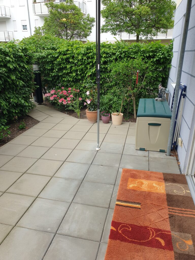 Gemütliche 2-Zi-Whg. mit Terrasse und Tiefgarage in ruhiger und grüner Lage.