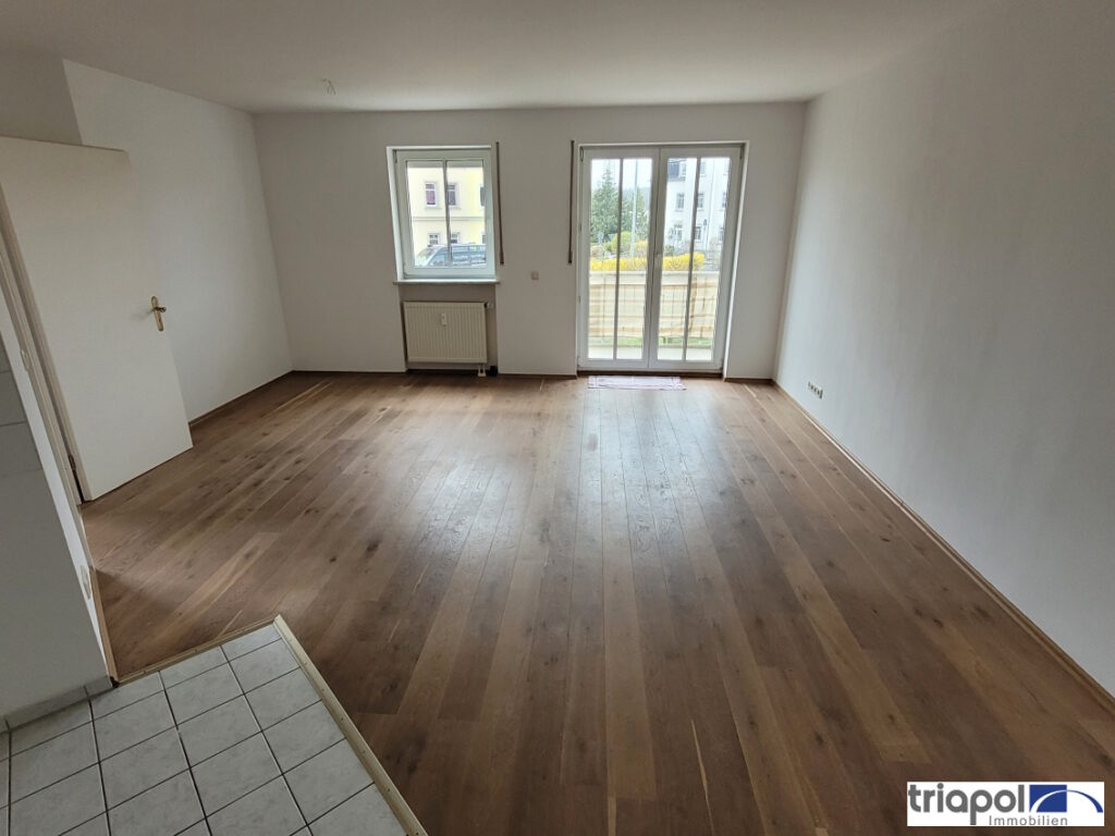 Gemütliche und helle Eigentumswohnung mit Balkon, Patkettboden und Tiefgaragenstellplatz in ruhiger und grüner Lage.