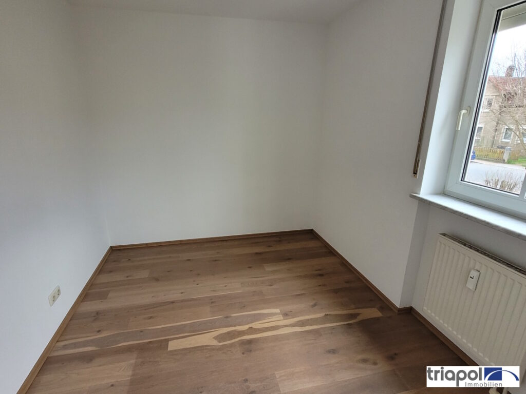 Gemütliche und helle Eigentumswohnung mit Balkon, Patkettboden und Tiefgaragenstellplatz in ruhiger und grüner Lage.