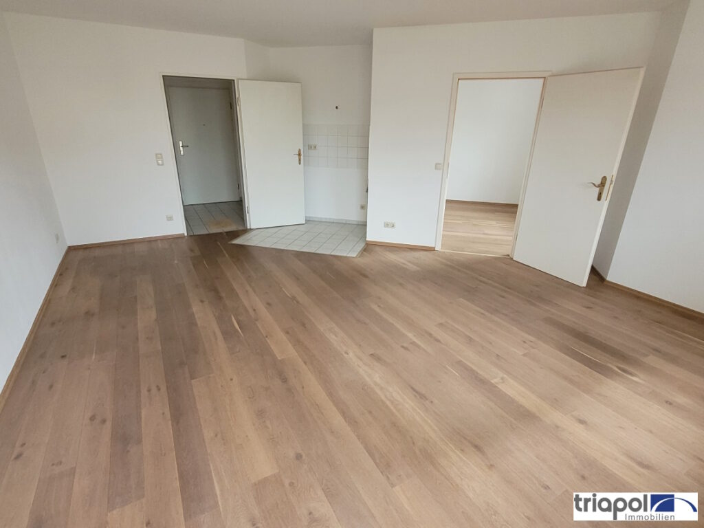 Gemütliche und helle Eigentumswohnung mit Balkon, Patkettboden und Tiefgaragenstellplatz in ruhiger und grüner Lage.