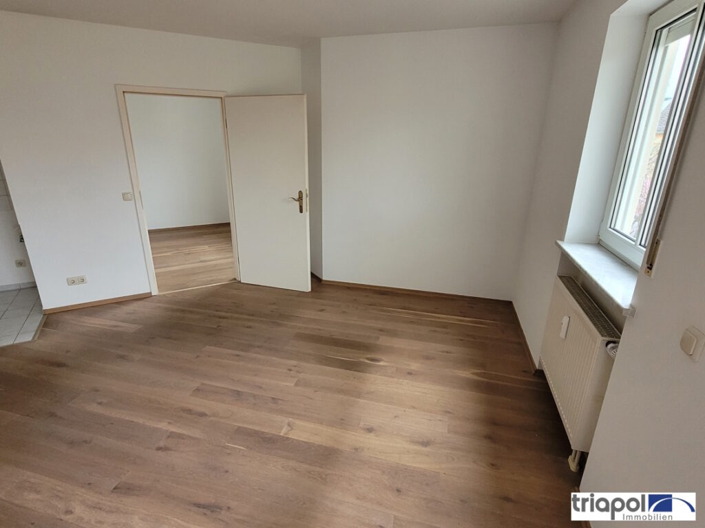 Gemütliche und helle Eigentumswohnung mit Balkon, Patkettboden und Tiefgaragenstellplatz in ruhiger und grüner Lage.