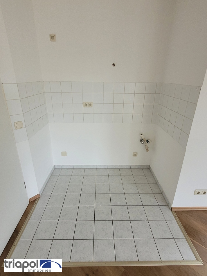 Gemütliche und helle Eigentumswohnung mit Balkon, Patkettboden und Tiefgaragenstellplatz in ruhiger und grüner Lage.