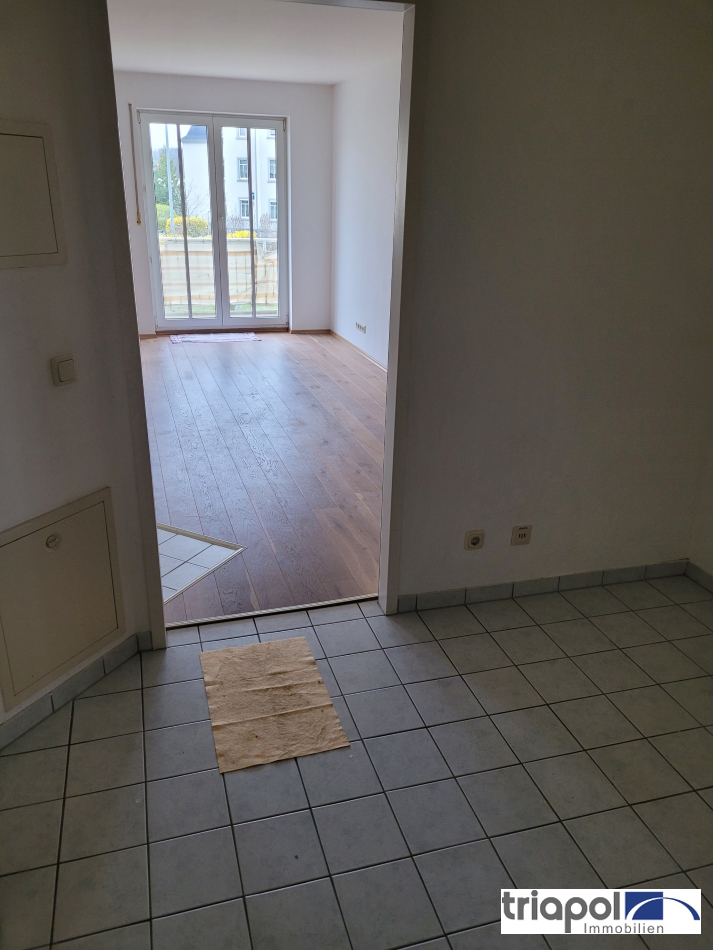 Gemütliche und helle Eigentumswohnung mit Balkon, Patkettboden und Tiefgaragenstellplatz in ruhiger und grüner Lage.