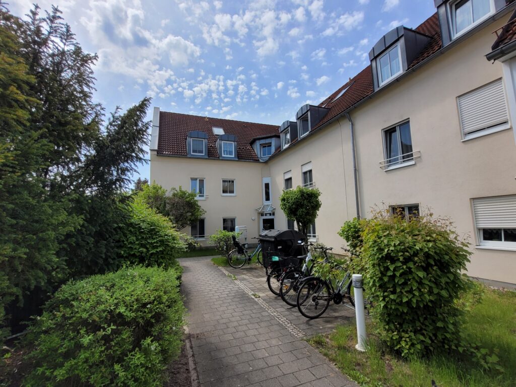 Gemütliche und helle Eigentumswohnung mit Balkon, Patkettboden und Tiefgaragenstellplatz in ruhiger und grüner Lage.