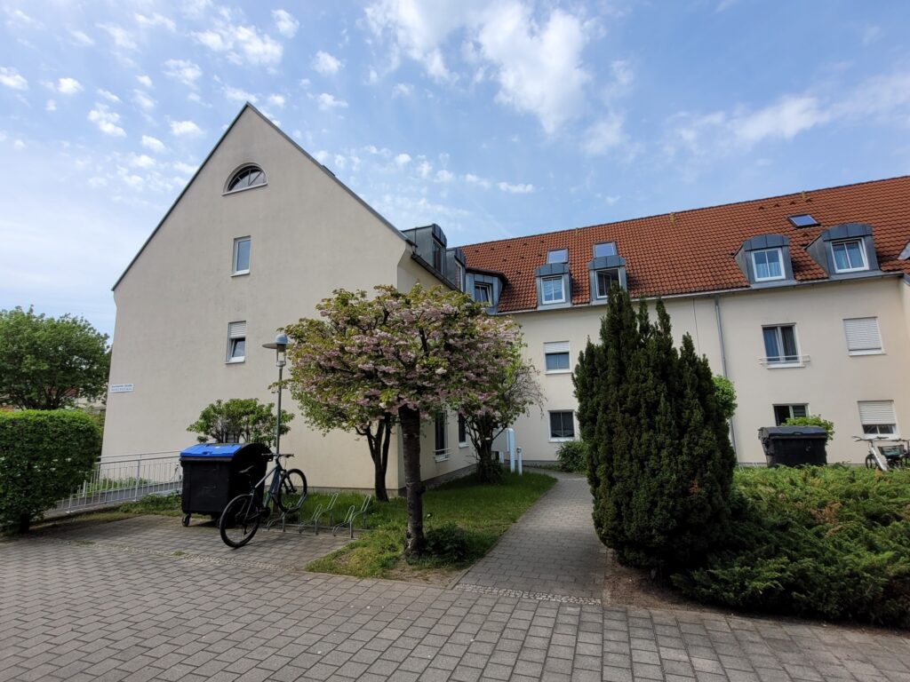 Gemütliche und helle Eigentumswohnung mit Balkon, Patkettboden und Tiefgaragenstellplatz in ruhiger und grüner Lage.