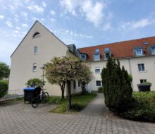 Gemütliche und helle Eigentumswohnung mit Balkon, Patkettboden und Tiefgaragenstellplatz in ruhiger und grüner Lage.