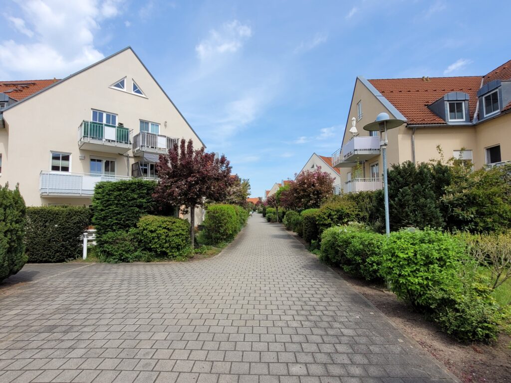 Gemütliche und helle Eigentumswohnung mit Balkon, Patkettboden und Tiefgaragenstellplatz in ruhiger und grüner Lage.