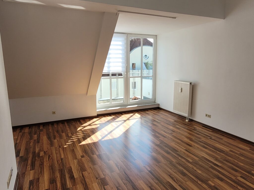 2-Zi-Maisonettewohnung mit Balkon, Einbauküche und Galerie im Dachgeschoss.