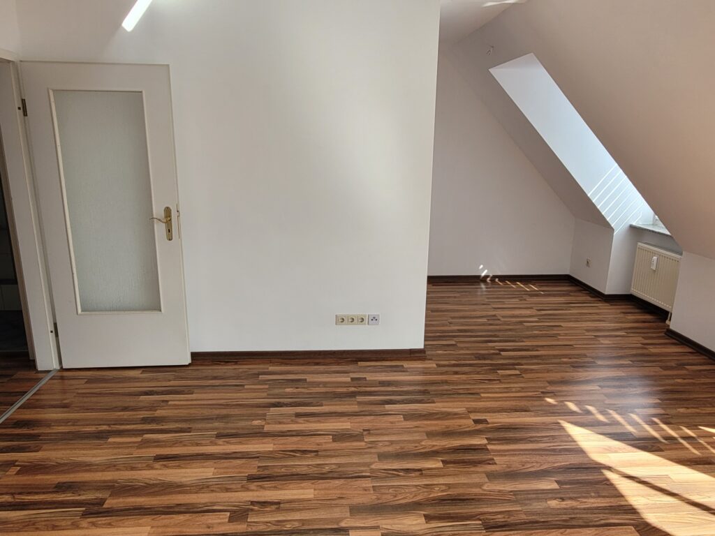 2-Zi-Maisonettewohnung mit Balkon, Einbauküche und Galerie im Dachgeschoss.